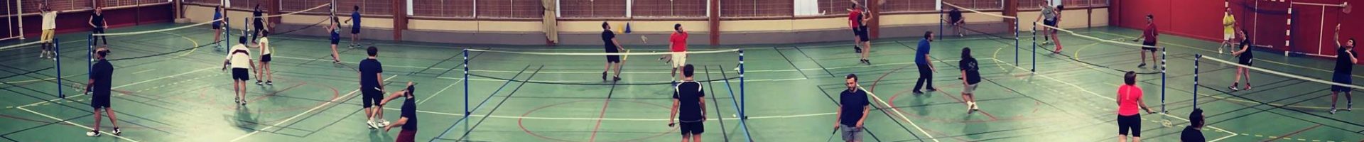 Des joueurs de badminton sur plusieurs terrains dans une salle du club